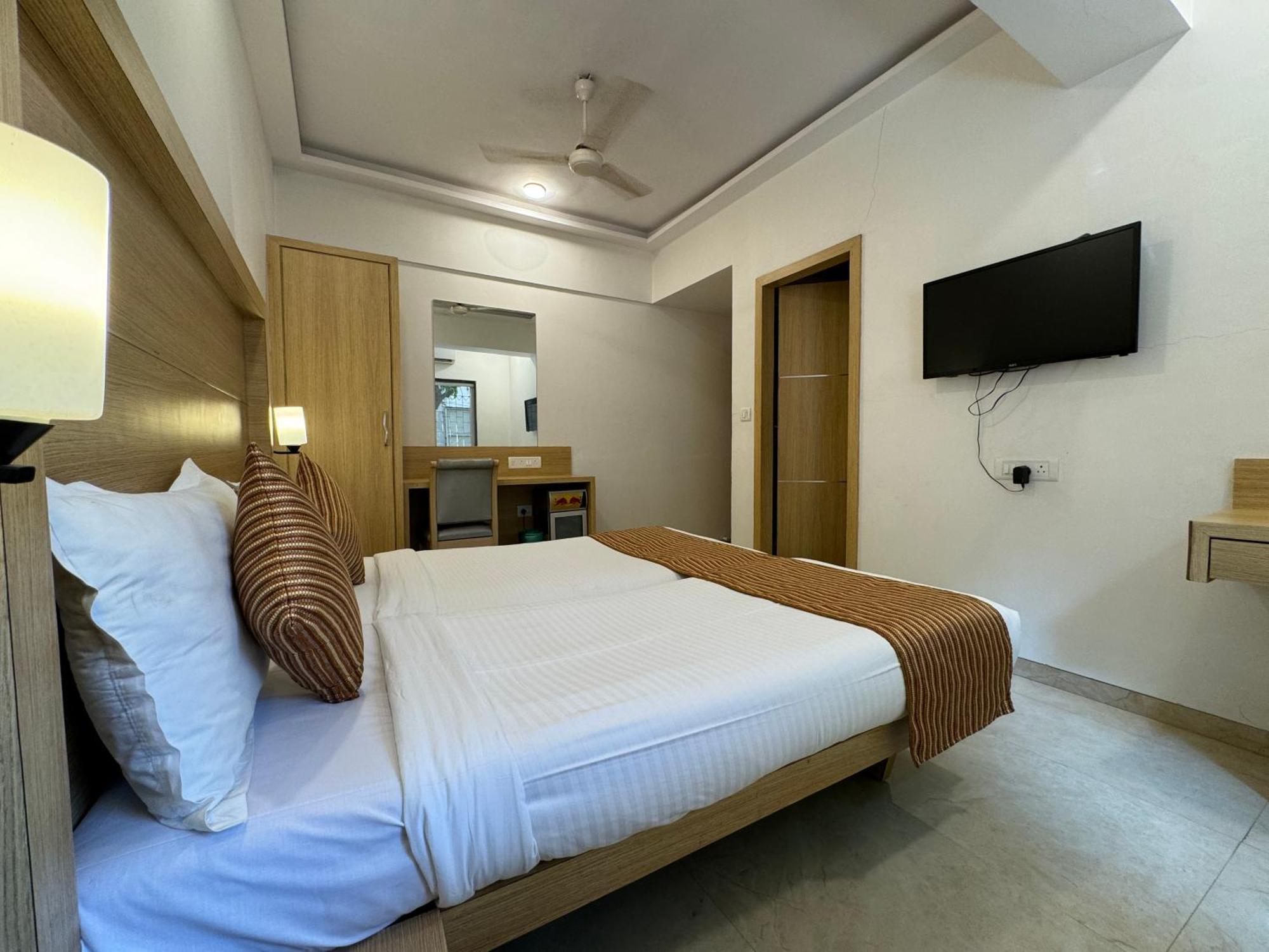 Hotel Galaxy Mumbai Exterior photo